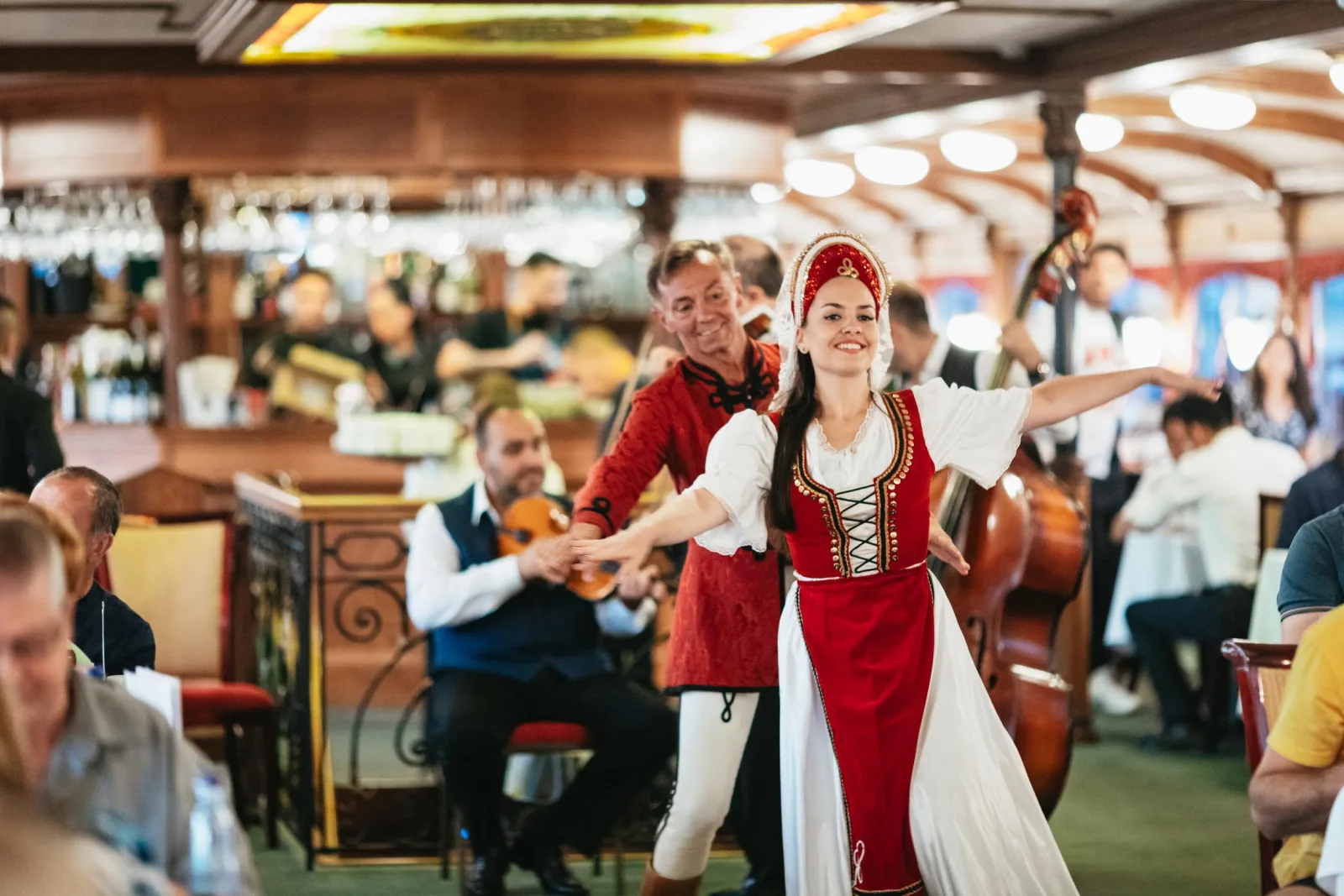 Budapest: Dinner Cruise with Live Music and Folk Dance Show