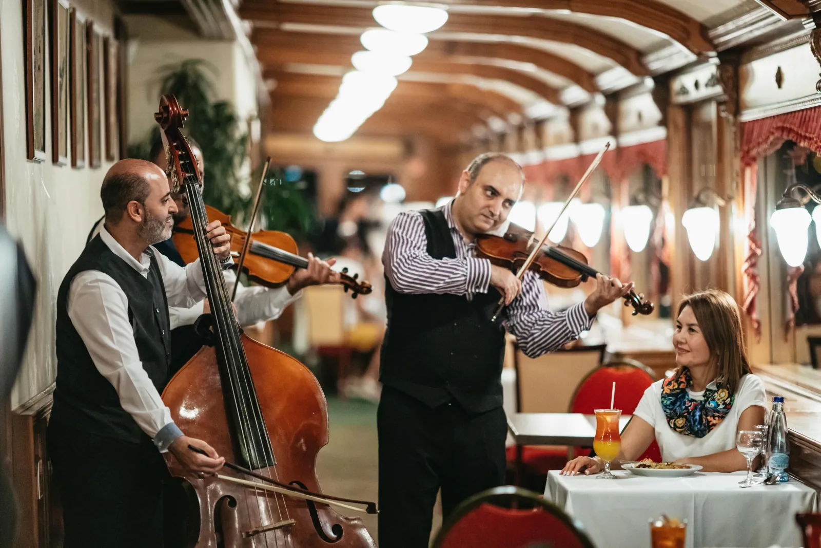 Musicians playing beside a guest’s table