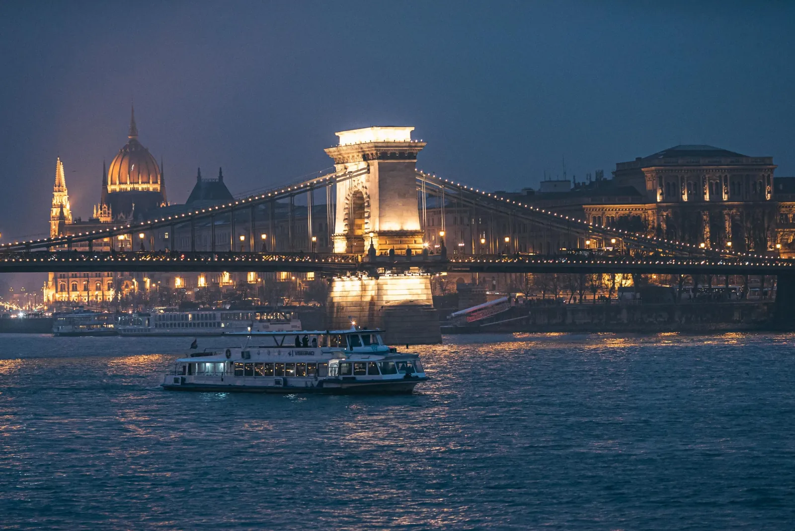 The Chain Bridge and the Parliament at blue hour